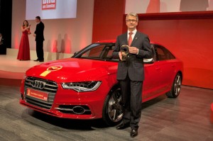 Rupert-Stadler-Audi-mit-dem-Goldenen-Lenkrad-560x373-c38ff0c25eda25d5