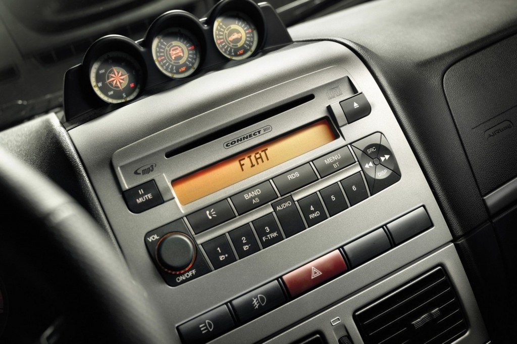 2012-Fiat-Strada-11[2]