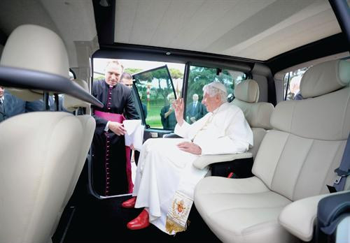 Pope in Kangoo ZE