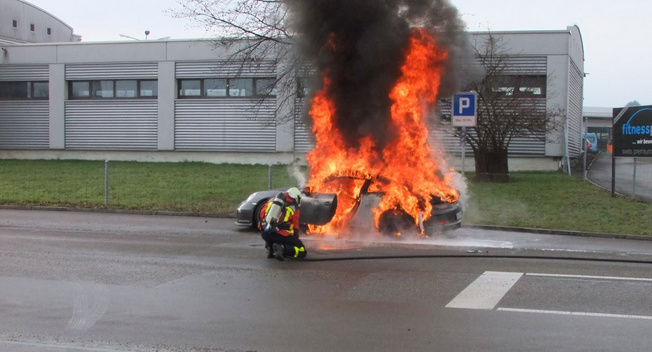 911gt3-fire_653